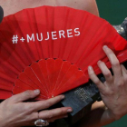 Detalle del abanico rojo de los premios Goya con el lema #MasMujeres.