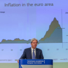 El comisario Paolo Gentiloni explica los datos económicos de los 27 ayer, en Bruselas. OLIVIER HOSLET