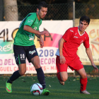 Marco, autor del segundo gol local, se lleva el balón.