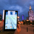 Una joven juega con la aplicación Pokemon Go cerca al Palacio de la Ciencia y la Cultura de Varsovia.