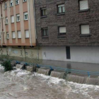 Imagen de archivo del río Bernesga desbordado a su paso por la localidad roblana.