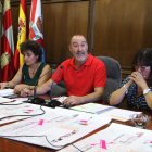 Aníbal Merayo, flanqueado por la presidenta y la vicepresidenta de la asociación.