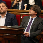 Junqueras y Puigdemont, durante la sesión de ayer en el Parlament. TONI ALBIR