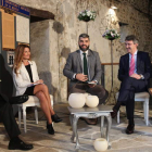 Joaquín S. Torné, Marisa Vázquez, Roberto Núñez, Martínez Majo y Juan Carlos Franco, ayer durante ‘El Filandón’ y ‘La Tertulia’ en el Monasterio de Carracedo. L. DE LA MATA