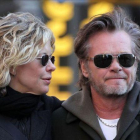 Meg Ryan y su novio, el rockero John Mellencamp pasean por las calles de Nueva York.