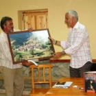 El escritor Martínez Llamas recibe un cuadro del pueblo de Corniero