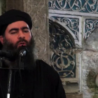 Abu Bakr al-Baghdadi se dirige a sus fieles en la mezquita de Al Nuri