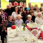 Candelas Varela, junto a su familia, en la celebración de su cumpleaños. DL