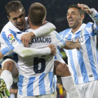 Camacho celebra el segundo gol del equipo malacitano con sus compañeros, el portugués Eliseu y el brasileño Weligton.