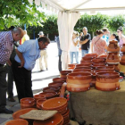 La Feria Internacional de Alfarería Villa de Bembibre alcanza este año su sexta edición en la plaza Santa Bárbara. DL