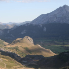 Vista desde el Fortín Alboleya: en el centro se aprecian las trincheras de Castiltejón. Al fondo, Peña Susarón.