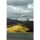 Vista del pico Espigüete, al fondo, visto desde el embalse de Riaño