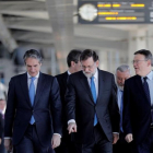 Mariano Rajoy, entre el ministro de Fomento, Íñigo de la Serna (izquierda en la foto), y el presidente de la Comunitat Valenciana, Ximo Puig, en la estación Joaquín Sorolla de Valencia antes de la salida hacia Castellón.