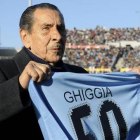 Alcides Edgardo Ghiggia muestra una camiseta de Uruguay con el dorsal 50 en homenaje poor su gol en el Mundial de aquel año, el del 'Maracanazo', en el estadio Centenario de Montevideo.