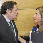 El consejero Antonio María Sáez y la ministra Ana Mato, en una imagen de archivo.