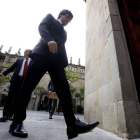 El presidente de la Generalitat, Carles Puigdemont (d) , junto al vicepresidente Oriol Junqueras (i), y el conseller de Presidencia, Jordi Turull (2i), a su llegada a la reunión extraordinaria del gobierno catalán.