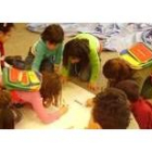 Un grupo de pequeamigos trabajando en sus «obras de arte», que ahora se exponen en el Musac