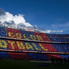 Mosaico en la grada del Camp Nou antes del comienzo  del partido de liga entre el FC Barcelona y el Real Madrid.