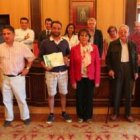 Foto de familia de los ganadores del concurso de balcones del Ayuntamiento.