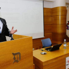 Rubén García Páez y María Jesús Soto, al fondo, explicaron las previsiones de Columbia Threardneedle Investments.