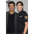 Una agente posa con Sanz. Dani, Bisbal o El Sueño de Morfeo, partícipes de la campaña.