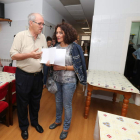 Antolín de Cela y Gloria Fernández Merayo, ayer en la visita al Hogar del Transeúnte.