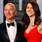 Jeff y Mackenzie Bezos en una fiesta en los Oscar en marzo del 2018.