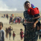 Desplazados yazidís huyen de los yihadistas en las cercanías del monte Sinjar, el 11 de agosto.