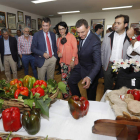 Tras el pregón, la comitiva política asistió a una muestra con los mejores ejemplares de la huerta. MARCIANO
