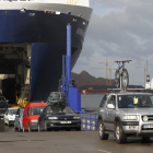 Un barco atraca en El Musel con turismos y mercancías, tras recorrer la Autopista del Mar.