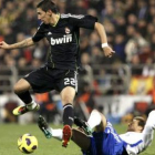 Di María intenta controlar el balón tras la entrada del centrocampista Ander Herrera.