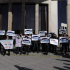 Un grupo de trabajadores de Elmar, ayer, protestando frente a la Junta mientras se celebraba la reunión con Pescapuerta.