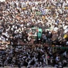 Cientos de chiítas claman durante el entierro de su líder, el Ayatollah Mohammad Naqer al-Hakim