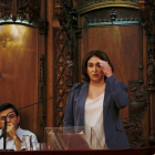 La alcaldesa de Barcelona, Ada Colau, y el primer teniente de alcalde, Gerardo Pisarello, en el salón de plenos del Ayuntamiento.