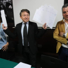 Folgueral enseña sus papeles del «debe» y el «haber» de la gestión de Merayo ante López y Macías.