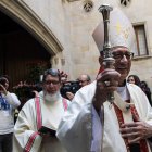 Puigdemont y el arzobispo de Barcelona, Joan Josep Omella, durante la bendición de ayer. M. PÉREZ
