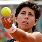 Carla Suárez se dispone a servir ante Petra Kvitova en el Foro Itálico.