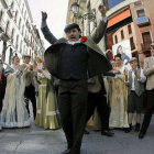 Chulapos y chulapas interpretaron algunos de los números musicales de 'La Revoltosa', del maestro Chapí, en la calle Mayor de Madrid, en motivo de las fiestas de San Isidro.