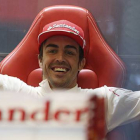 Fernando Alonso, en el box de Ferrari en Hungaroring.