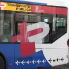Detalle de la imagen corporativa del transporte.