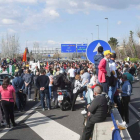 Corte de tráfico por parte de los agricultores en la A-44 a la altura de Granada.