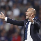 El técnico del Madrid, Zinedine Zidane, busca respuestas para resolver la crisis de su equipo. JAVIER LIZÓN