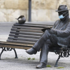 La escultura de Gaudí en la plaza de Botines, con mascarilla en los primeros días de mayo. FERNANDO OTERO