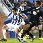 El jugador del Atlético de Madrid, Cleber Santana, pelea por el control del balón.