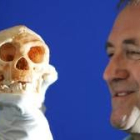Uno de los científicos muestra el cráneo del homínido hallado en Flores