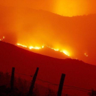 Llamas del incendio forestal que afecta a la zona de la Reserva Natural de los Ancares, en Lugo, este lunes.