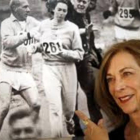 Kathy Switzer, delante de una foto de su incidente de 1967.