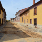 Imagen de las obras que se están ejecutado estos días en la calle Barrialón de Valdevimbre. MEDINA