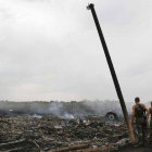 Separatistas prorrusos inspeccionan el lugar del desastre, en Grabovo, en la región de Donetsk, el jueves.