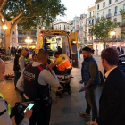 Efectivos policiales y médicos en la Rambla de Figueras, tras la agresión.